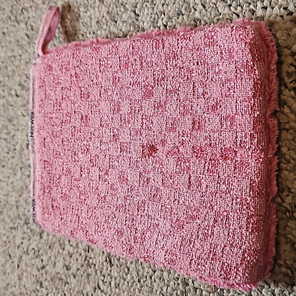 Norwex Pink Bathroom Scrub Mitt - Picture 6 of 10